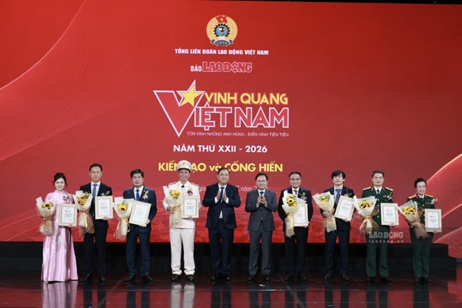Ông Phạm Gia Túc - Ủy viên Bộ Chính trị, Phó Thủ tướng Thường trực Chính phủ và ông Nguyễn Anh Tuấn - Ủy viên Ban Chấp hành Trung ương Đảng, Phó Chủ tịch Ủy ban Trung ương Mặt trận Tổ quốc Việt Nam, Chủ tịch Tổng Liên đoàn Lao Động Việt Nam trao Biểu trưng Vinh quang Việt Nam cho 8 tập thể được vinh danh. Ảnh: Hải Nguyễn 