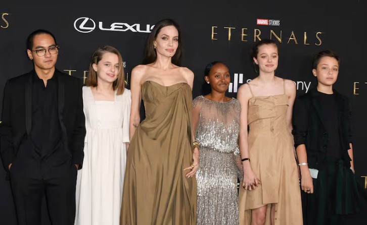 Không chỉ Suri Cruise, các con của Angelina Jolie và Brad Pitt cũng lần lượt từ bỏ họ của cha sau biến động gia đình. Ảnh: AFP