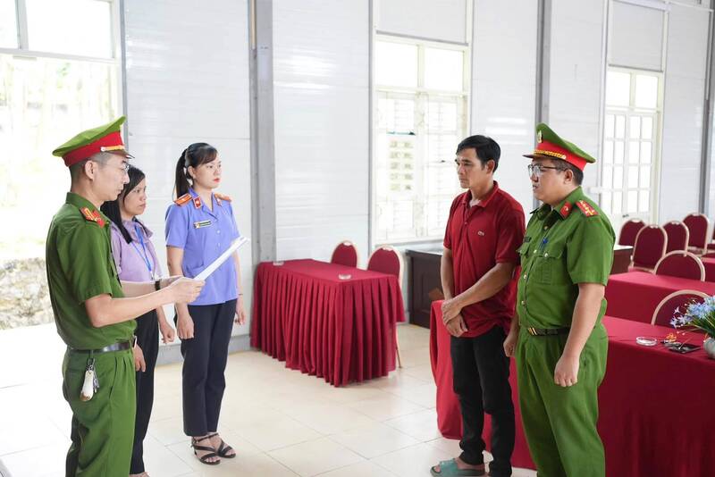 Đối tượng Vi Văn Nhóa (áo đỏ), xã Vân Hồ, tỉnh Sơn La bị khởi tố về hành vi mua bán trái phép động vật nguy cấp, quý, hiếm. Ảnh: Theo Công an tỉnh Sơn La
