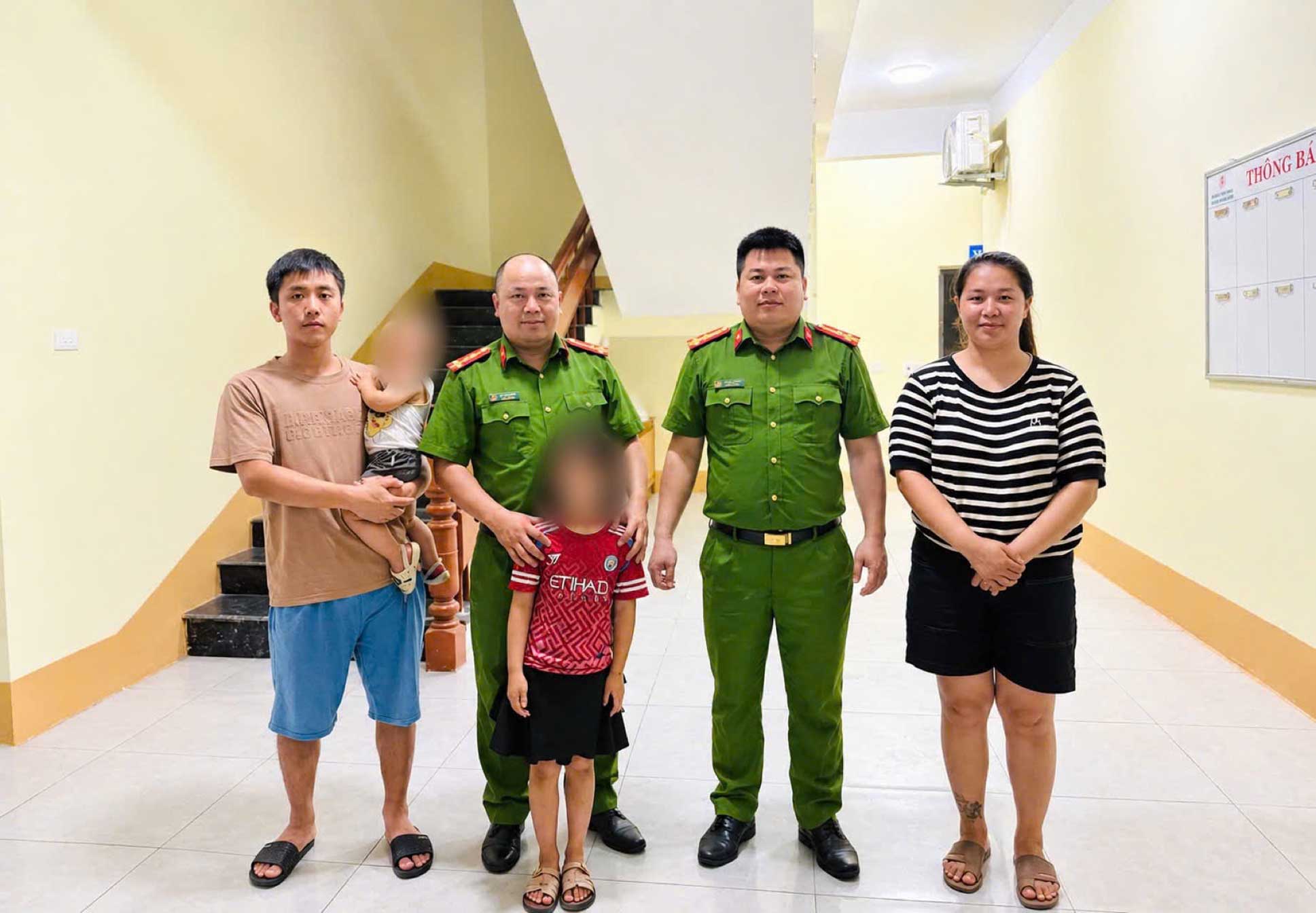 Ha Giang Ward 2 Police handed over a stray girl safely to her family at night. Photo: Tuyen Quang Police