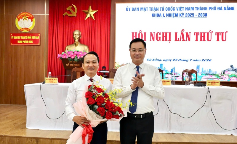 Da Nang City Party Secretary Le Ngoc Quang congratulates Mr. Nguyen Dinh Vinh - the new Chairman of the City Vietnam Fatherland Front Committee. Photo: Vietnam Fatherland Front of Da Nang City