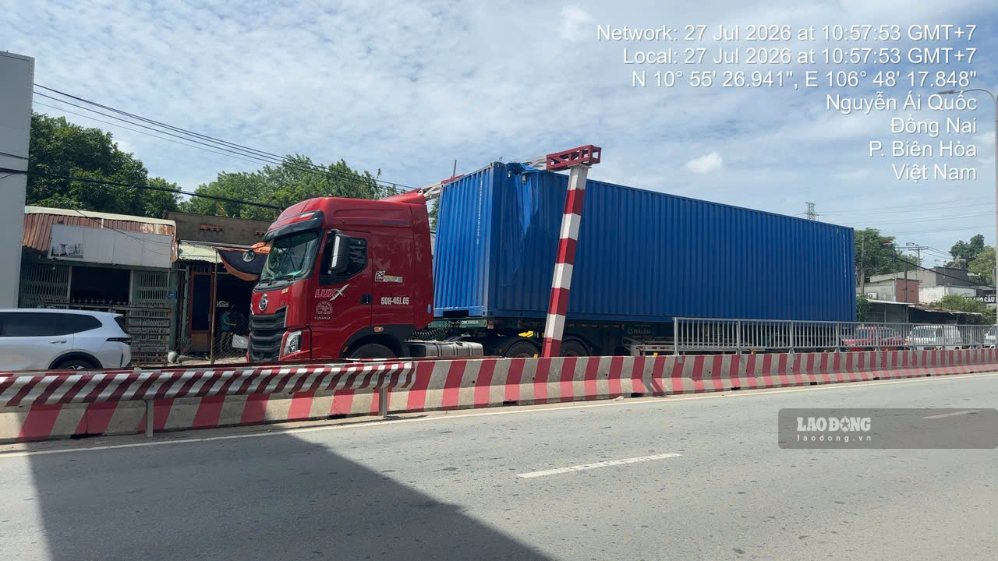 Truck crashes into protective frame on National Highway 1K, Bien Hoa ward, Dong Nai city. Photo: HAC