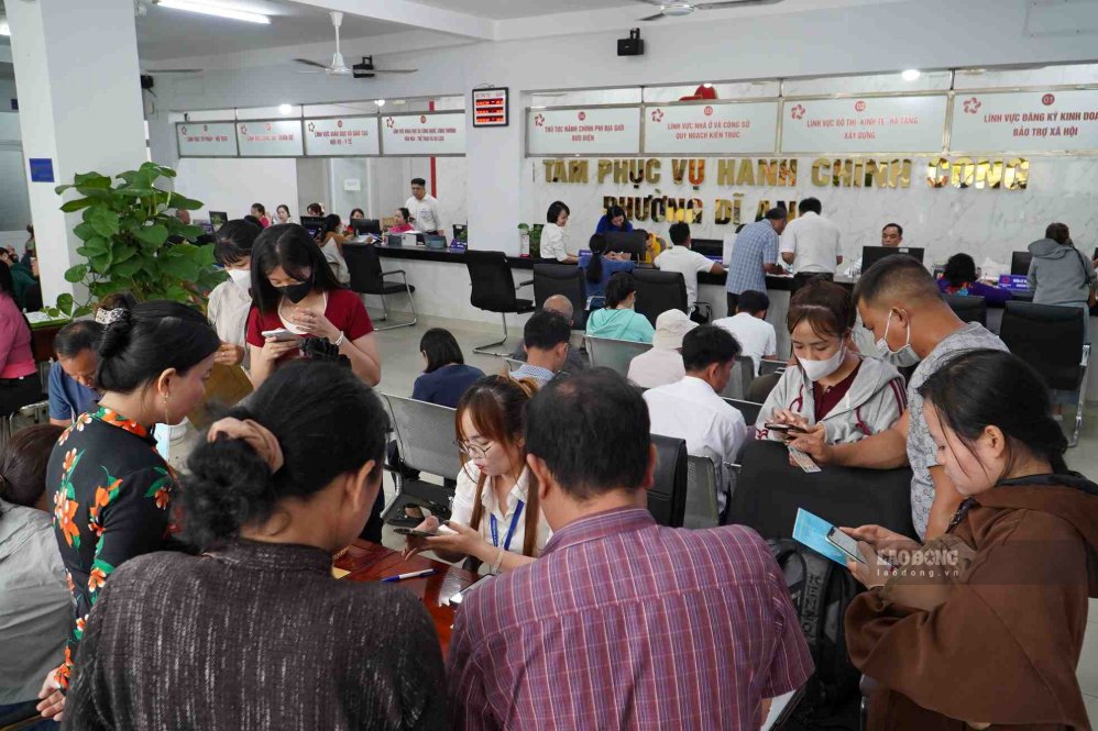 People come to carry out administrative procedures in Di An ward - the most populous ward in Ho Chi Minh City. Photo: Minh Quan