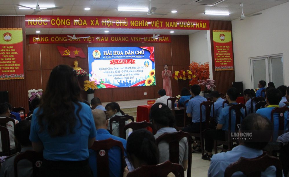 Union members of Tay Nha Trang Ward Trade Union answer the milestones of the Trade Union organization. Photo: Phuong Linh