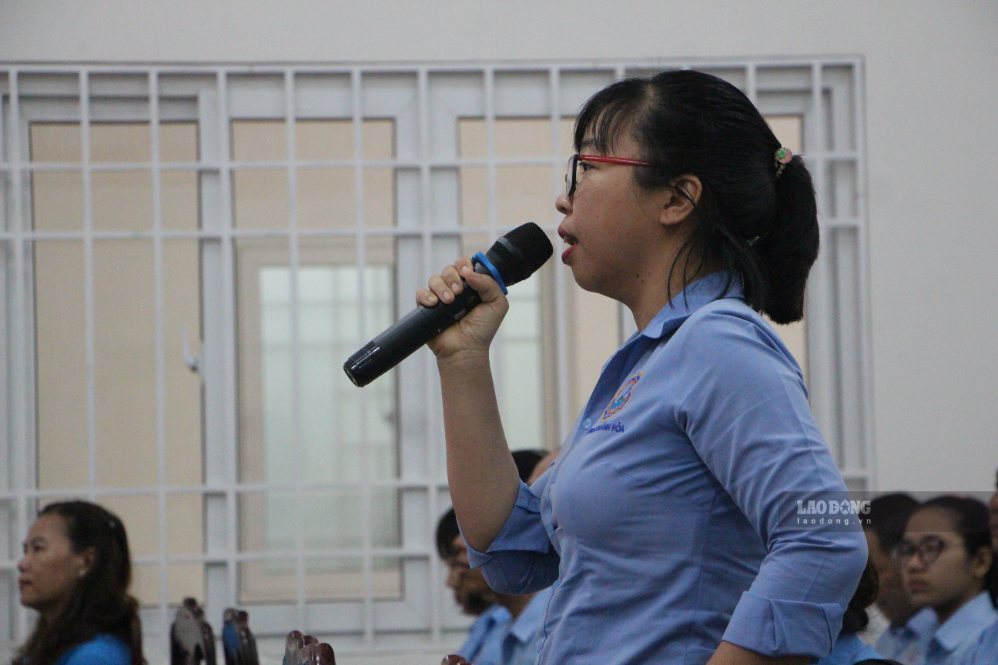 Đoàn viên, cán bộ công đoàn tham gia trả lời câu hỏi về lịch sử Công đoàn Việt Nam. Ảnh: Phương Linh