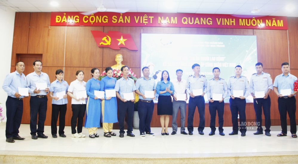 Những món quà tri ân người lao động từ LĐLĐ tỉnh được trao cho 80 đoàn viên tại buổi tọa đàm. Ảnh: Phương Linh