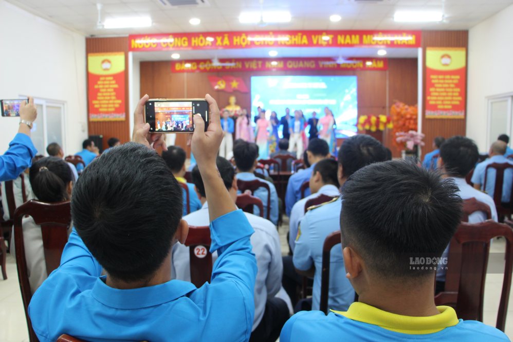 Phần giao lưu tiếng hát đoàn viên tại tọa đàm. Ảnh: Phương Linh