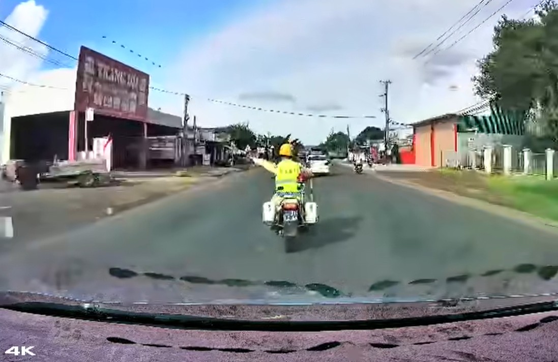 Traffic police in Dak Lak pave the way to bring the victim who was stabbed through the eye by an iron bar to the hospital for timely emergency treatment. Photo: Police provided