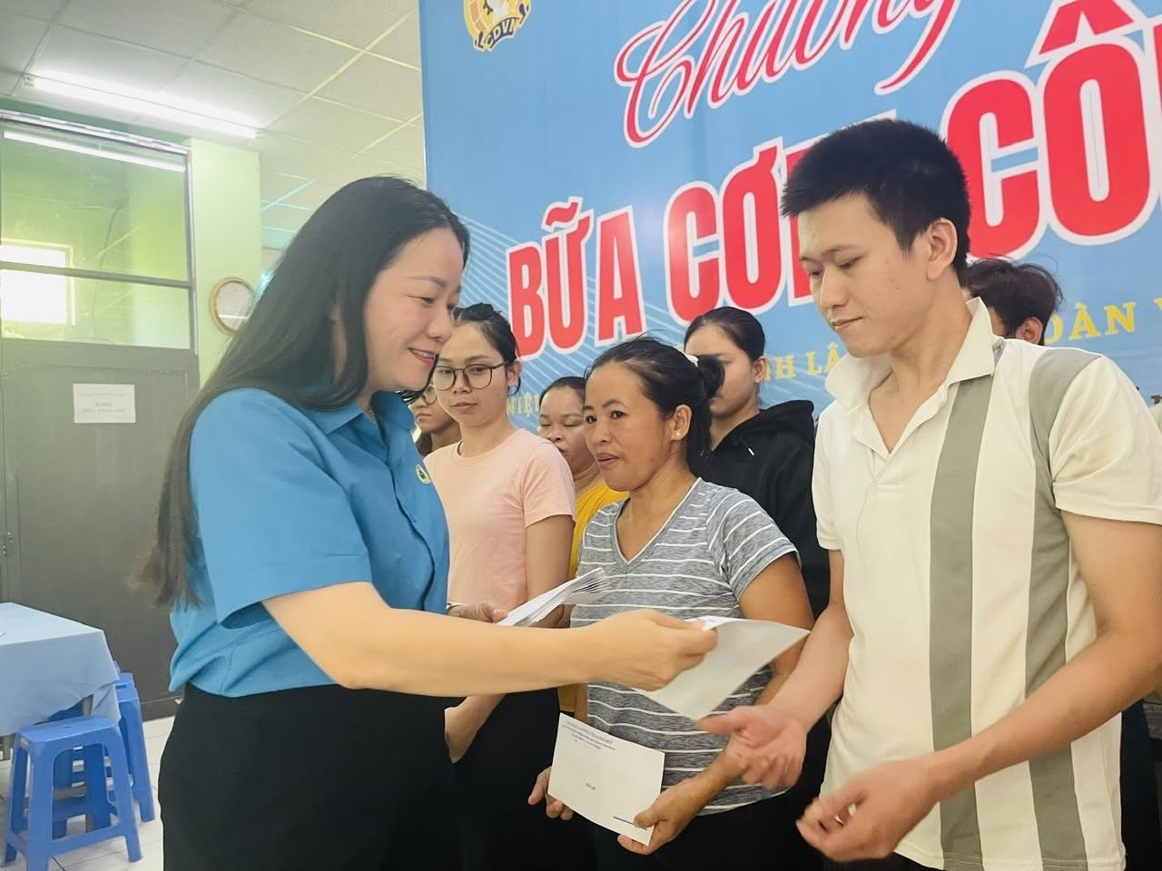 Bà Trần Thị Kim Loan - Chủ tịch LĐLĐ TP Huế trao quà đến đoàn viên, người lao động. Ảnh: Công đoàn Huế.