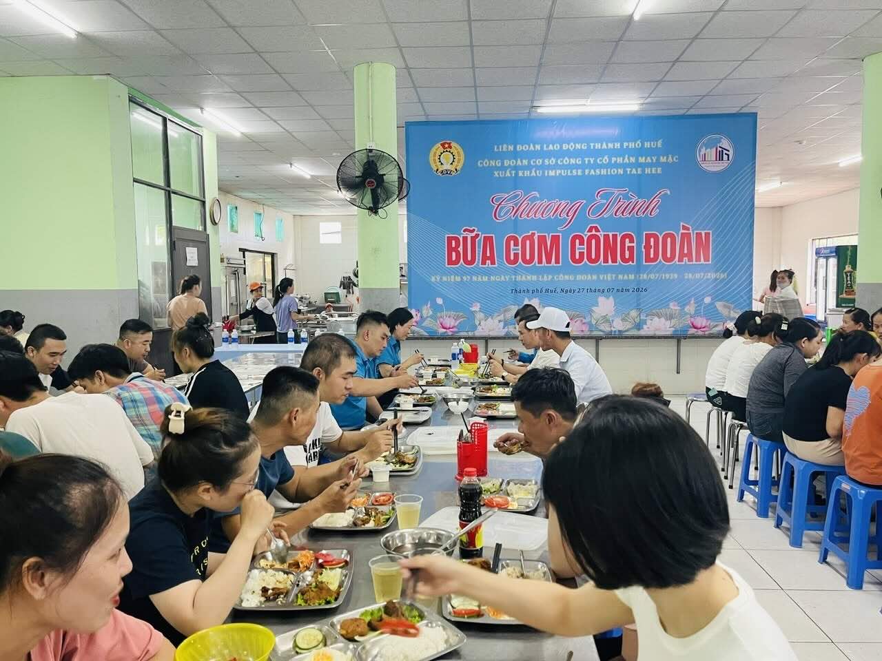 Trade Union Meal" spreads care to union members and workers. Photo: Hue Trade Union.