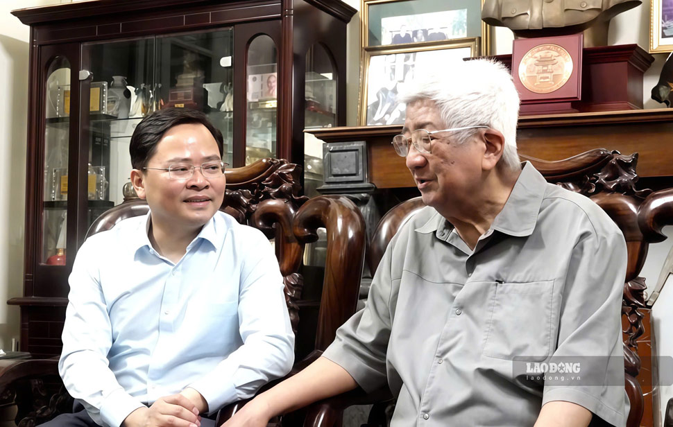 Le membre du Comité central du Parti, président de la Confédération générale du travail du Vietnam, Nguyễn Anh Tuấn, rend visite et souhaite bonne santé au camarade Phạm Thế Duyệt.