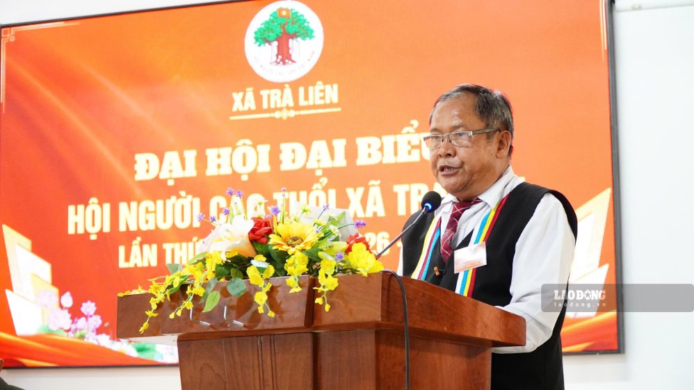Ông Dương Lai - Chủ tịch Hội Người cao tuổi xã Trà Liên vận động hội viên tiếp tục phát huy phong trào “Tuổi cao, gương sáng“. Ảnh: Tuấn Tú