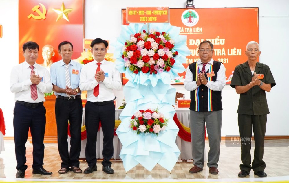 Leaders of Tra Lien commune, Da Nang congratulate the Congress of the Commune Elderly Association on the morning of July 28. Photo: Tuan Tu