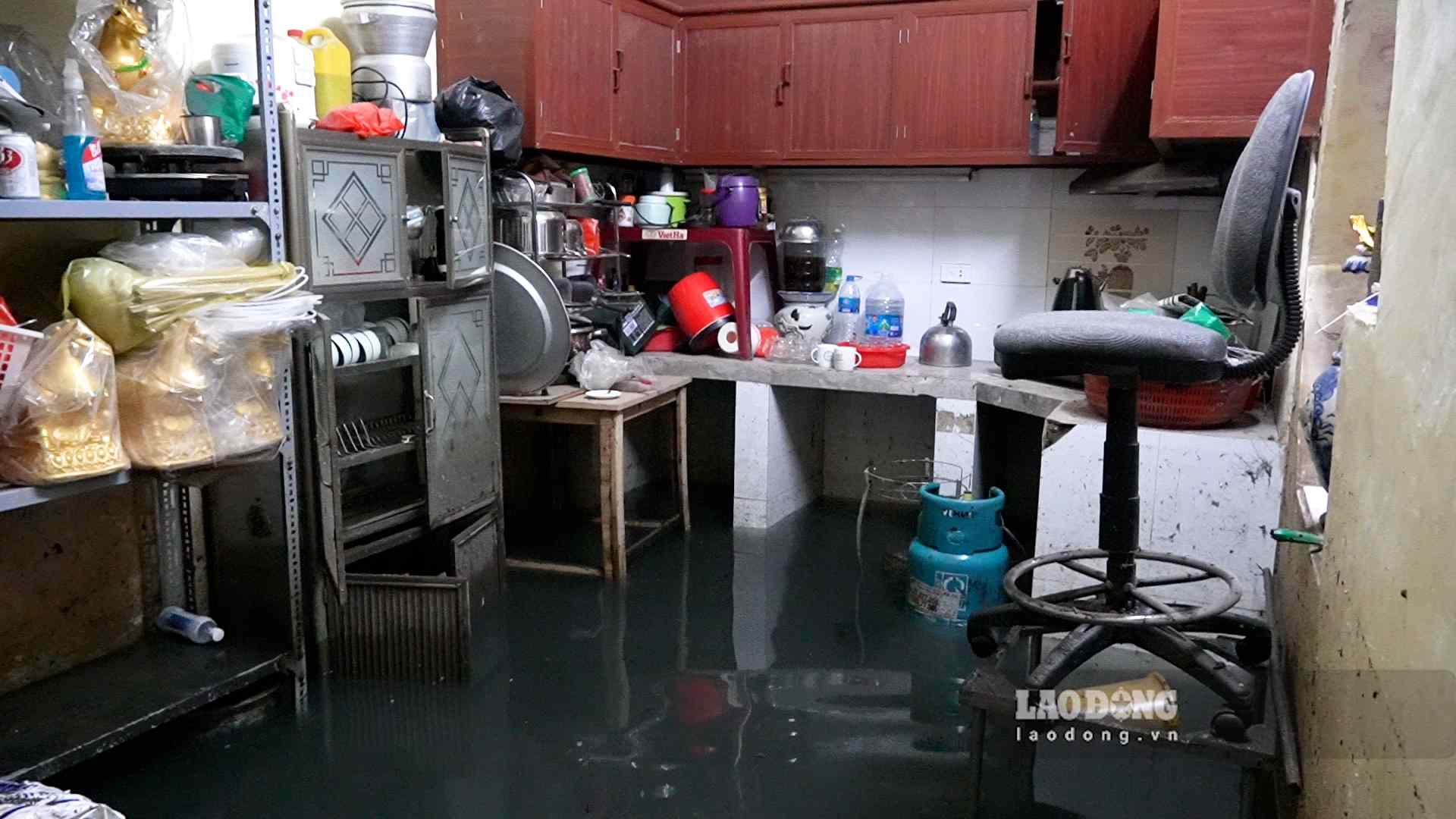L'eau se retire dans les rues, les maisons des habitants sont toujours inondées après de fortes pluies à Hanoï.