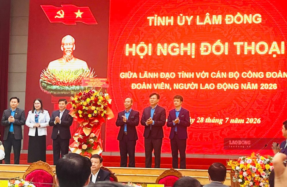 Mr. Y Thanh Ha Nie Kdam, Member of the Party Central Committee, Secretary of the Provincial Party Committee, Head of the National Assembly Delegation of Lam Dong province presents flowers to congratulate the Lam Dong Provincial Labor Federation on the 97th anniversary of the establishment of the Vietnam Trade Union. Photo: Duy Tuan