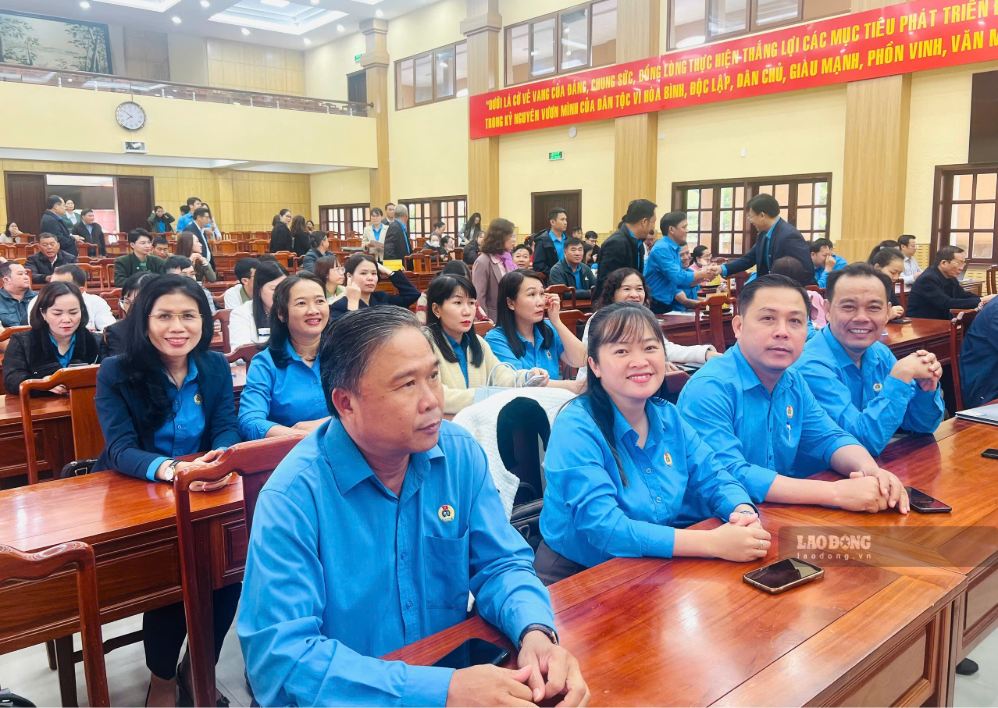 Nhiều cán bộ công đoàn, đoàn viên phát biểu kiến nghị tại buổi đối thoại. Ảnh: Duy Tuấn 