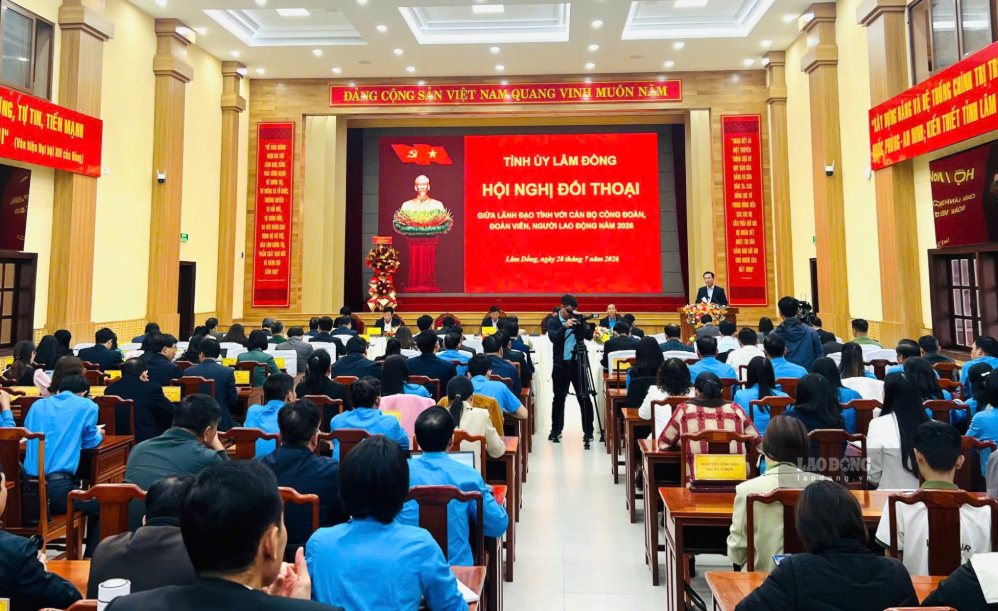 Buổi đối thoại giữa lãnh đạo tỉnh Lâm Đồng với cán bộ công đoàn, đoàn viên và người lao động năm 2026. Ảnh: Duy Tuấn 