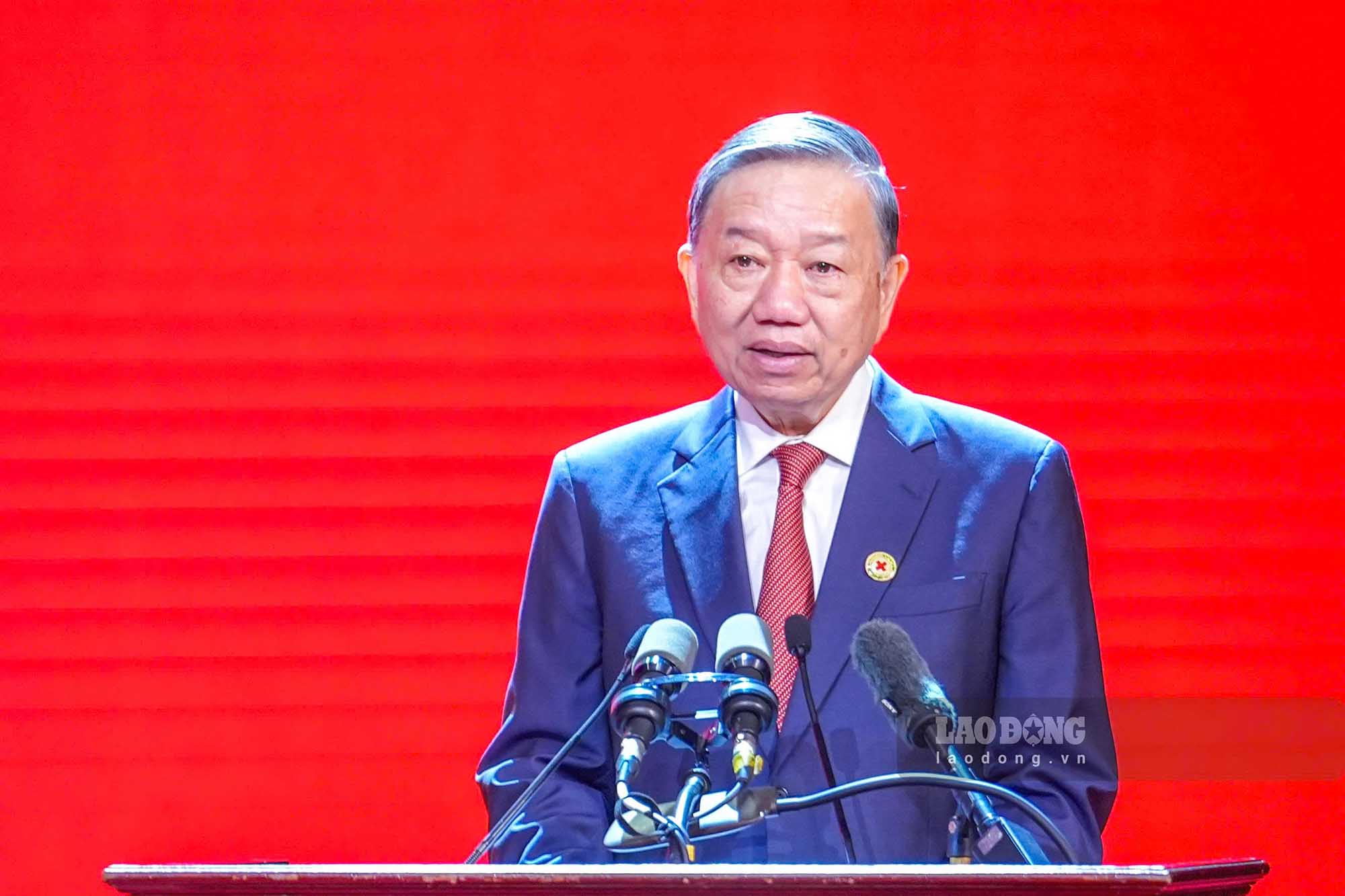 Le secrétaire général et président de la République Tô Lâm prend la parole pour donner des instructions lors du XIIe Congrès national de la Croix-Rouge vietnamienne, mandat 2026-2031. Photo: Hữu Chánh