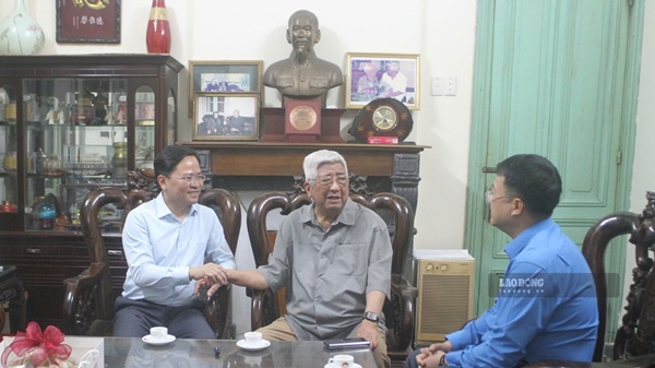 Comrade Nguyen Anh Tuan - Member of the Party Central Committee, President of the Vietnam General Confederation of Labor - visits and wishes good health to comrade Pham The Duyet on the occasion of the 97th anniversary of the establishment of the Vietnam Trade Union. Photo: Minh Hanh