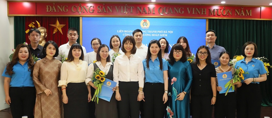 Handing over Decisions to establish 14 grassroots trade unions in Hoan Kiem ward to celebrate the 97th anniversary of the establishment of the Vietnam Trade Union (July 28, 1929 - July 28, 2026). Photo: Hoan Kiem Trade Union