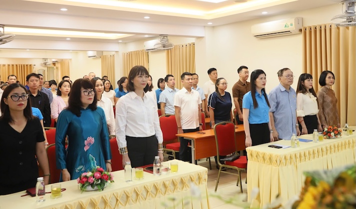 Công đoàn phường Hoàn Kiếm tổ chúc kỉ niệm 97 năm Ngày thành lập Công đoàn Việt Nam với sự tham dự của lãnh đạo phường, lãnh đạo Liên đoàn Lao động Thành phố và các cán bộ, đoàn viên. Ảnh: CĐ Hoàn Kiếm