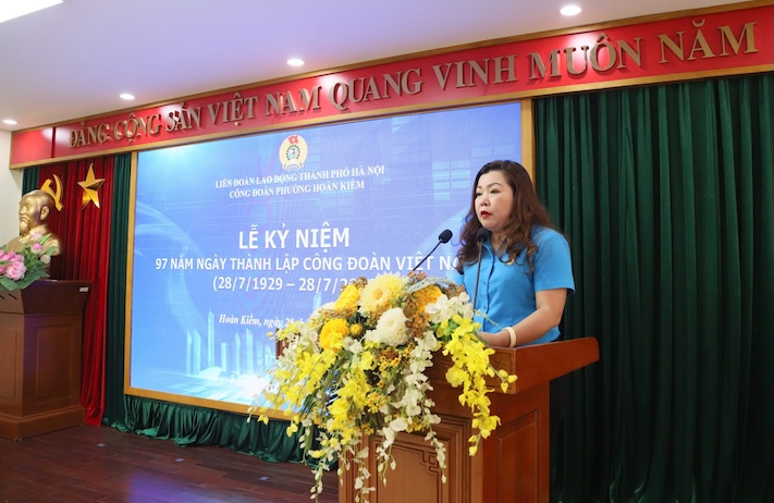 Phó Chủ tịch Công đoàn phường Hoàn Kiếm Nguyễn Thị Thanh Huyền trình bày diễn văn kỉ niệm và phát động phong trào thi đua. Ảnh: CĐ Hoàn Kiếm