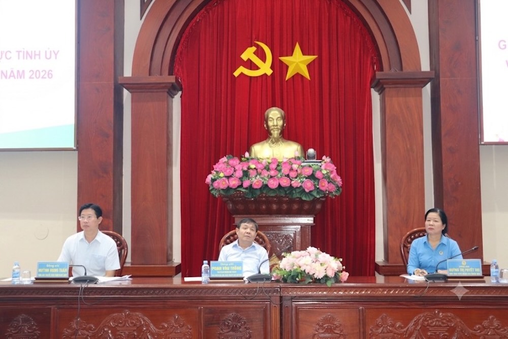 Tham dự hội nghị có ông Phan Văn Thắng - Phó Bí thư Thường trực Tỉnh ủy, Chủ tịch Ủy ban MTTQ Việt Nam tỉnh Đồng Tháp (ngồi giữa); ông Huỳnh Minh Tuấn - Tỉnh ủy viên, Phó Chủ tịch UBND tỉnh (áo trắng, bên trái); bà Huỳnh Thị Tuyết Vui - Tỉnh ủy viên, Chủ tịch Liên đoàn Lao động tỉnh (áo xanh, bên phải). Ảnh: Lưu Hùng.