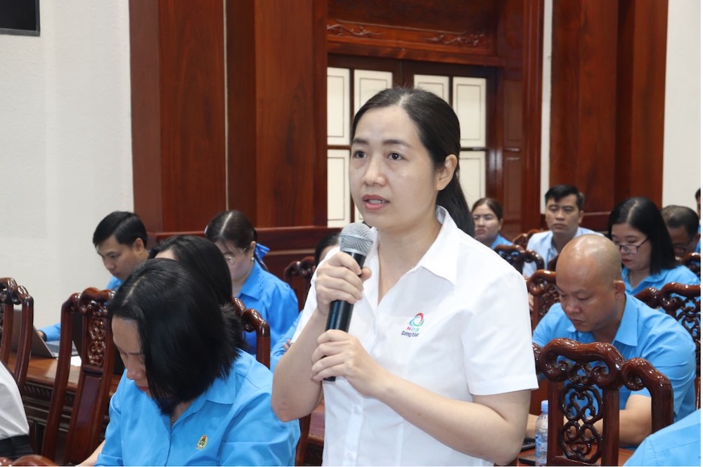 Công nhân lao động nêu ý kiến, kiến nghị tại Hội nghị. Ảnh: Lưu Hùng.