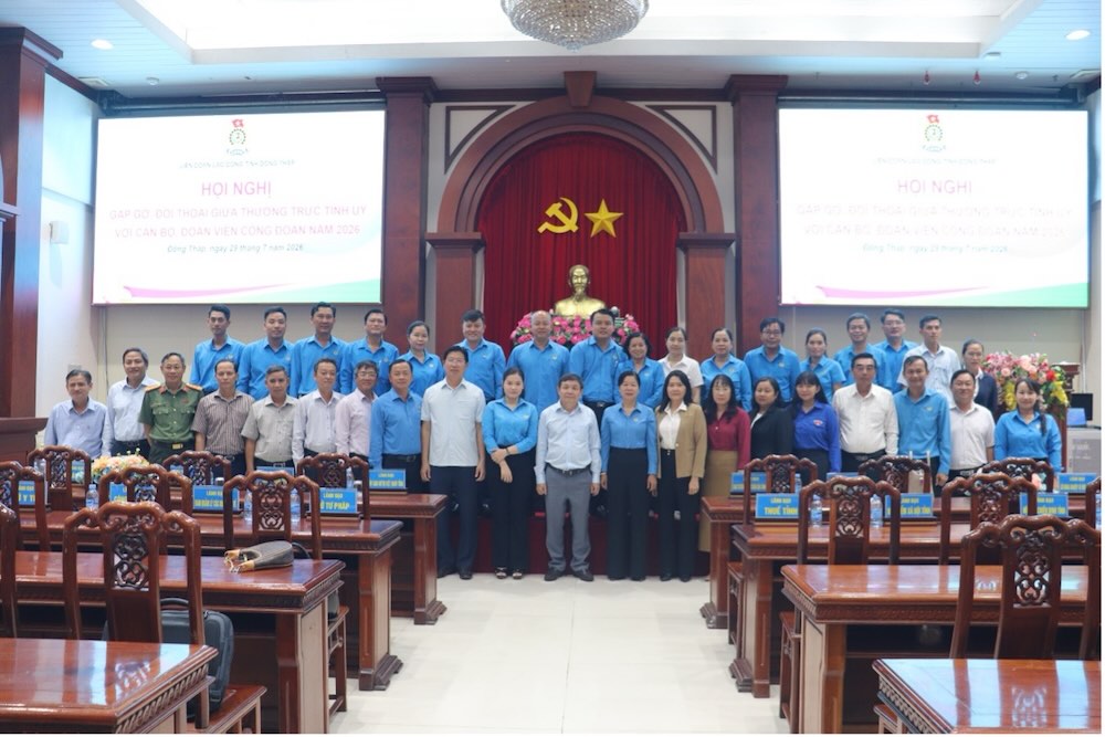 Delegates take souvenir photos after the meeting and dialogue between the Standing Committee of Dong Thap Provincial Party Committee and officials and trade union members in 2026. Photo: Luu Hung.
