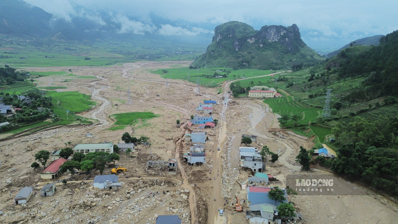 Ngổn ngang đường vào Mường Than sau trận lũ. Ảnh: Đinh Đại 