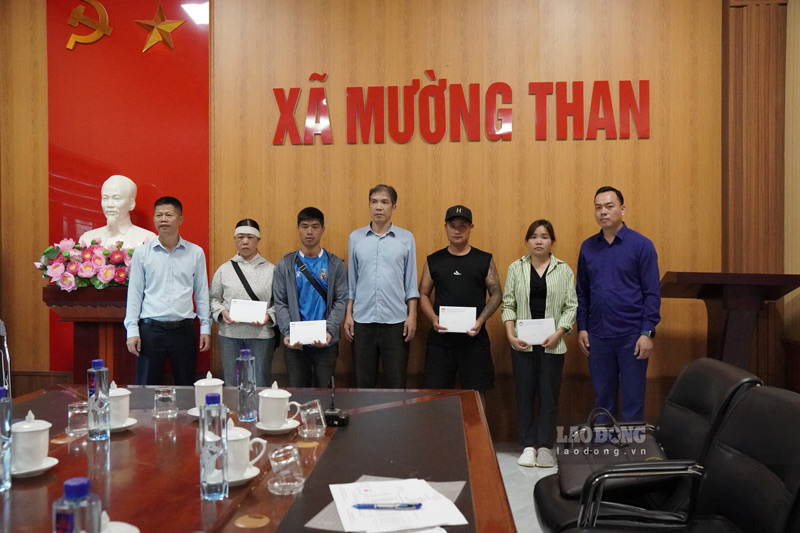 Mặt trận Tổ quốc Việt Nam tỉnh Lai Châu trao hỗ trợ cho người dân. Ảnh: Đinh Đại 