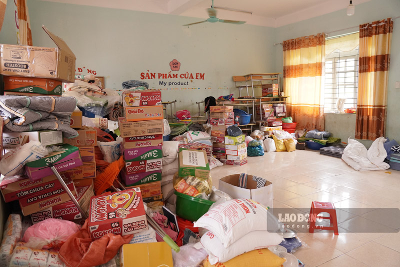 Sau trận lũ dữ, người dân phải ở tạm tại trường học, trạm y tế của xã. Ảnh: Đinh Đại 