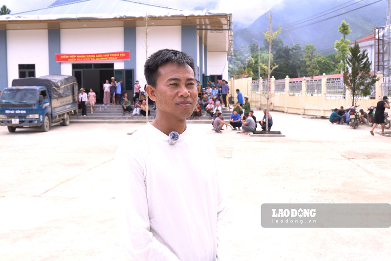 Anh Vàng Văn Đăm mong chính quyền địa phương có nhiều hỗ trợ để người dân sớm ổn định cuộc sống. Ảnh: Đinh Đại 