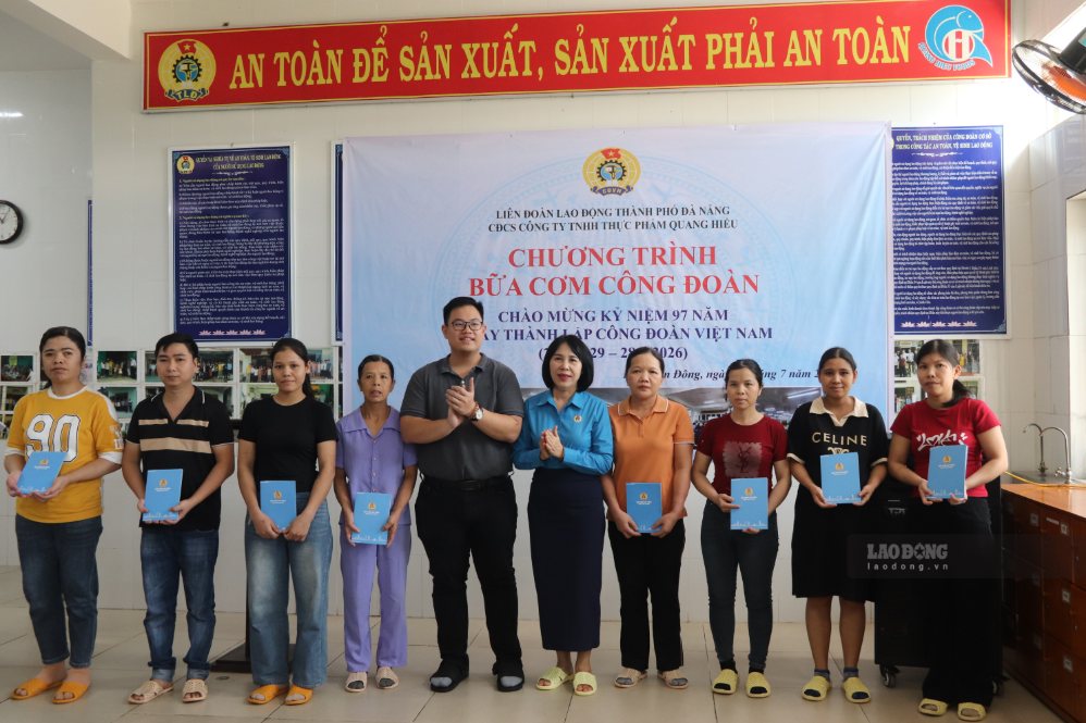 Đại diện LĐLĐ TP. Đà Nẵng và lãnh đạo công ty trao 15 phần quà cho các công nhân có hoàn cảnh khó khăn. Ảnh: Nguyễn Linh
