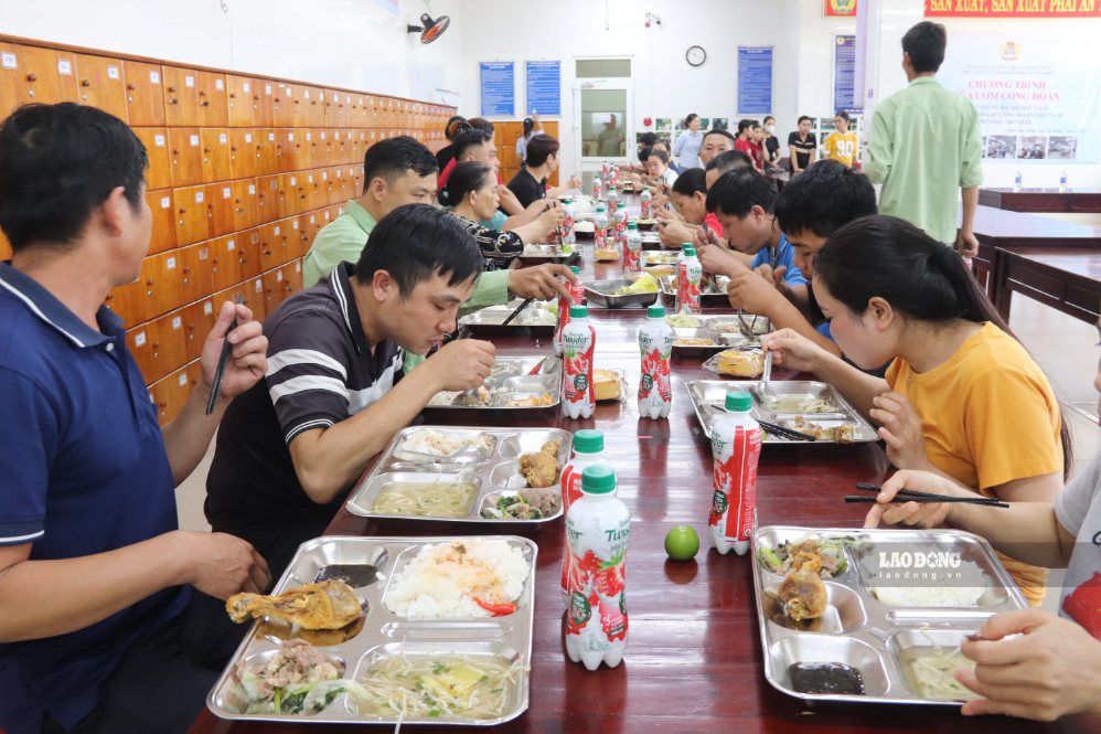 Đông đảo công nhân lao động tập trung thưởng thức suất ăn. Ảnh: Nguyễn Linh