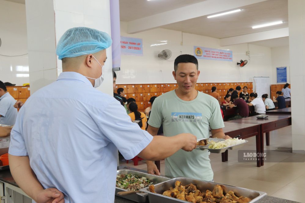 Union members and workers of Quang Hieu Food Co., Ltd. happily participate in the Trade Union Meal. Photo: Nguyen Linh