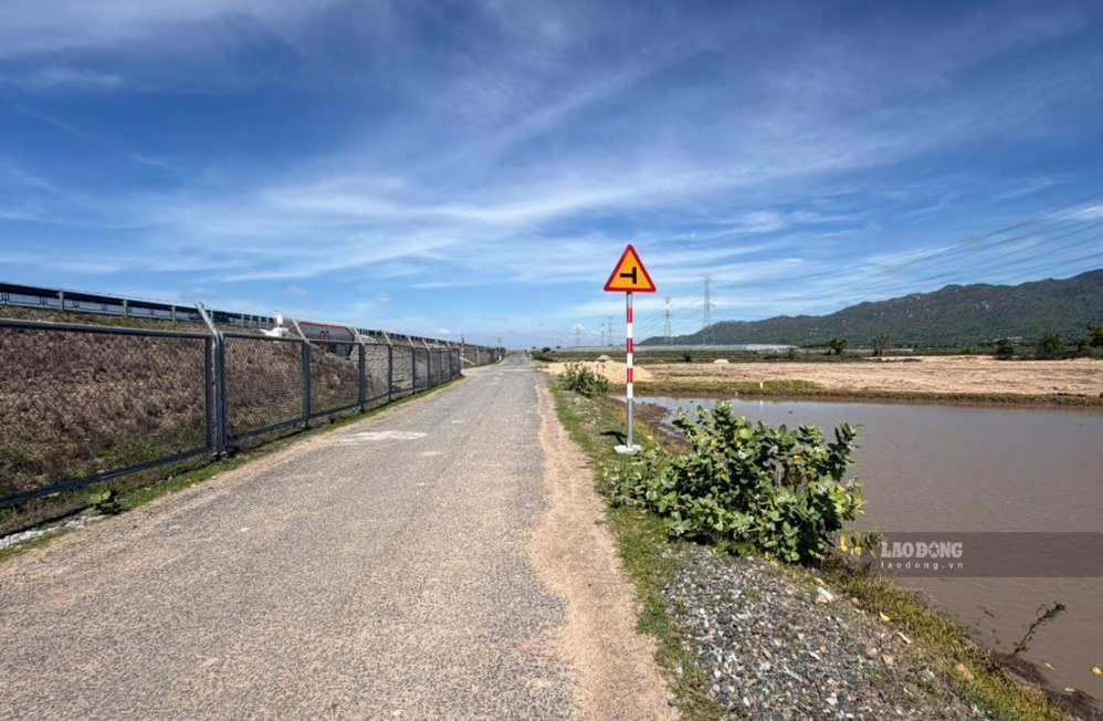 Construction location of Km144+560 rest stop on Vinh Hao - Phan Thiet expressway. Photo: Duy Tuan
