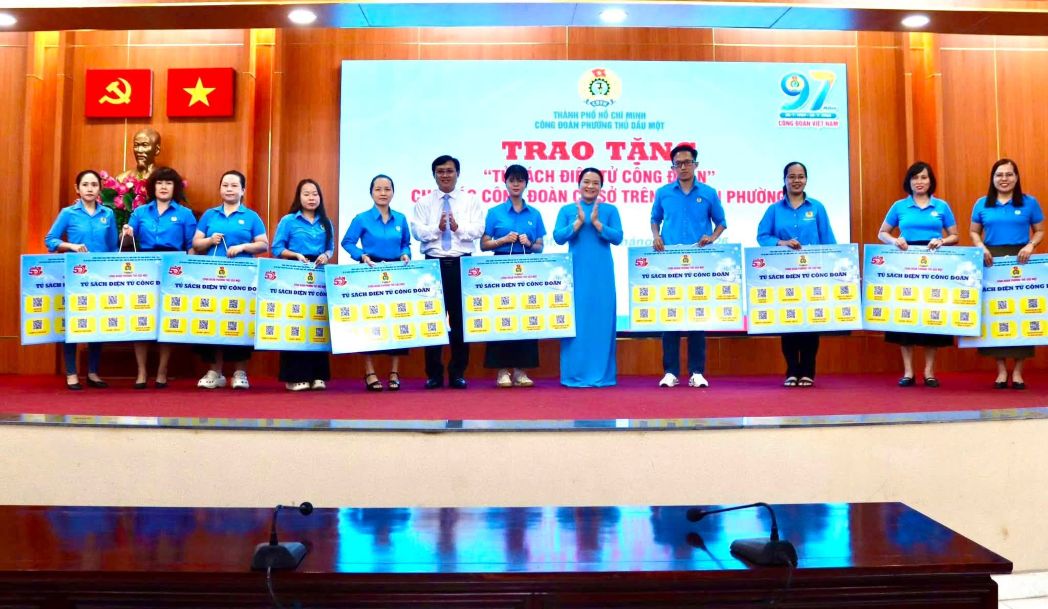 Trao tặng 