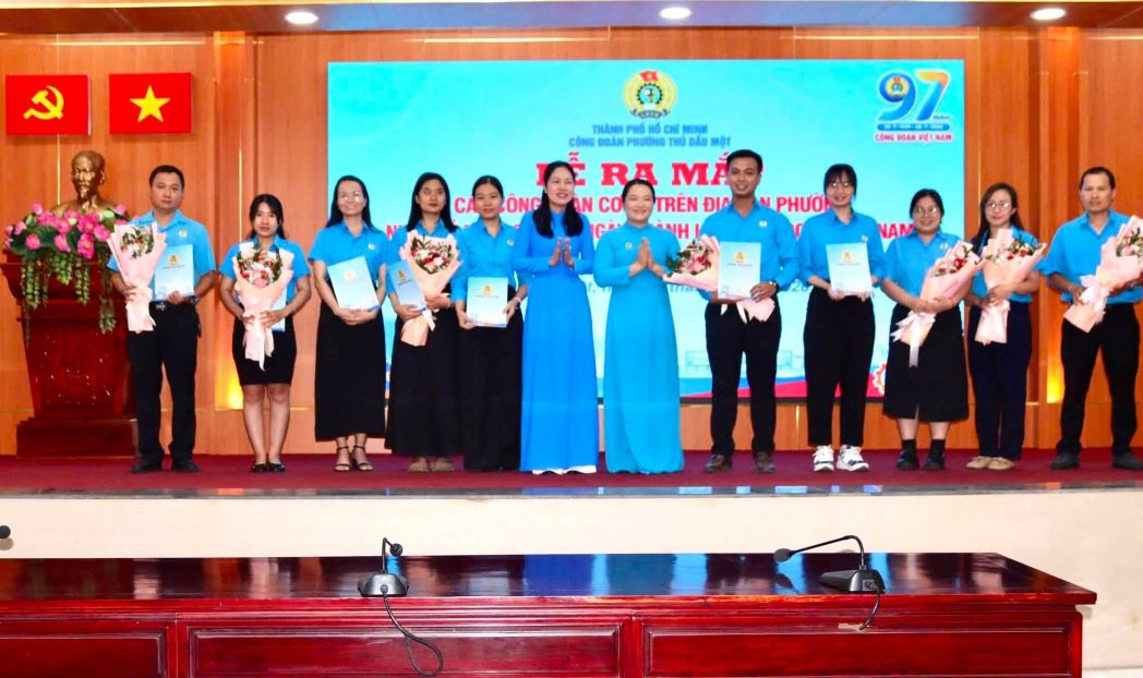 Handing over decisions to establish 8 grassroots trade unions in the area. Photo: Thu Dau Mot Ward Trade Union provided
