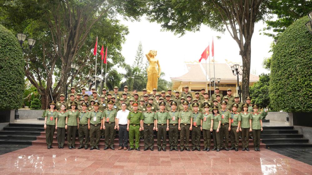 Organizing Committee of the Contest Forces participating in protecting security and order at the grassroots level offer incense to commemorate Heroic Martyr Vo Thi Sau. Photo: Provided by Ho Chi Minh City Police