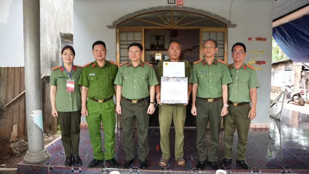 Đoàn thăm hỏi lực lượng tham gia bảo vệ an ninh, trật tự ở cơ sở tại TPHCM. Ảnh: Công an TPHCM cung cấp