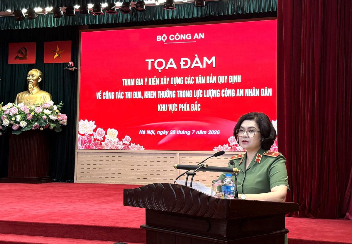 Major General Ngo Hoai Thu, Deputy Director of the Department of Political Work, chaired the seminar. Photo: Ministry of Public Security