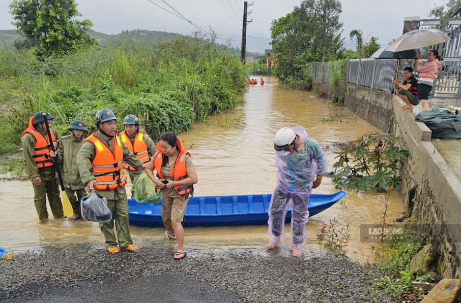 Functional forces promptly brought 16 people in the deeply flooded area to a safe place. Photo: Phuc Khanh