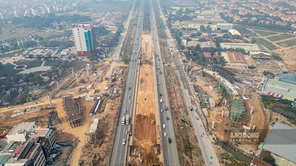 Hoang Tung service road diverting traffic to serve the construction of the intersection. Photo: Song Huu