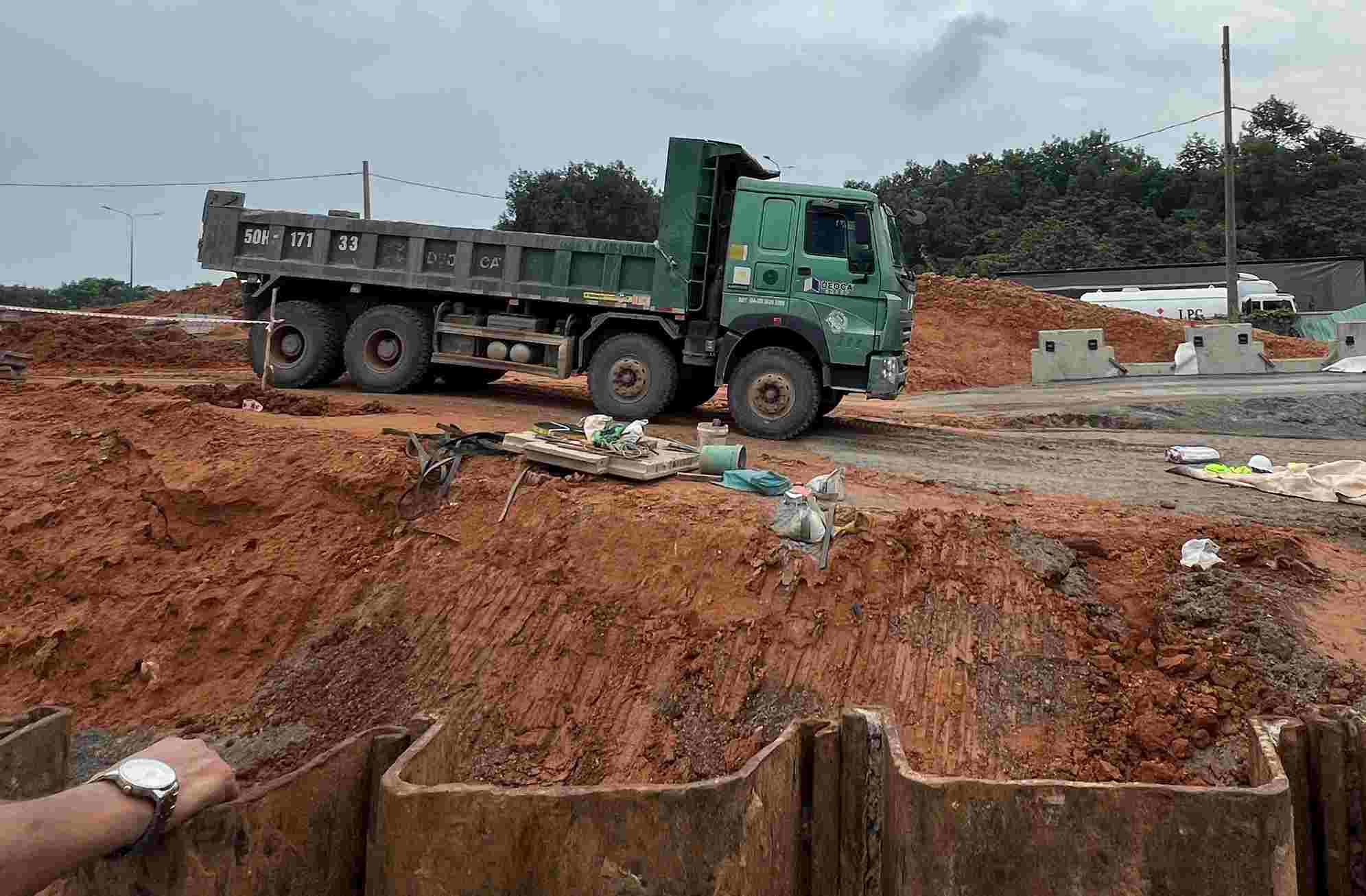Scene of the accident that killed 1 person at the Ring Road 3 project in Ho Chi Minh City. Photo: Reader provided