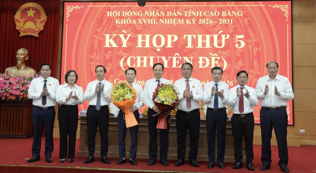 Mr. Luong Tuan Hung (4th from the left) has just been elected to hold the position of Vice Chairman of Cao Bang Provincial People's Committee. Photo: Dieu Linh/Cao Bang Newspaper and Radio and Television