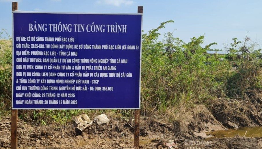 Dự án kè hai bên bờ sông khu vực Bạc Liêu đang đẩy nhanh tiến độ. Ảnh: Nhật Hồ.