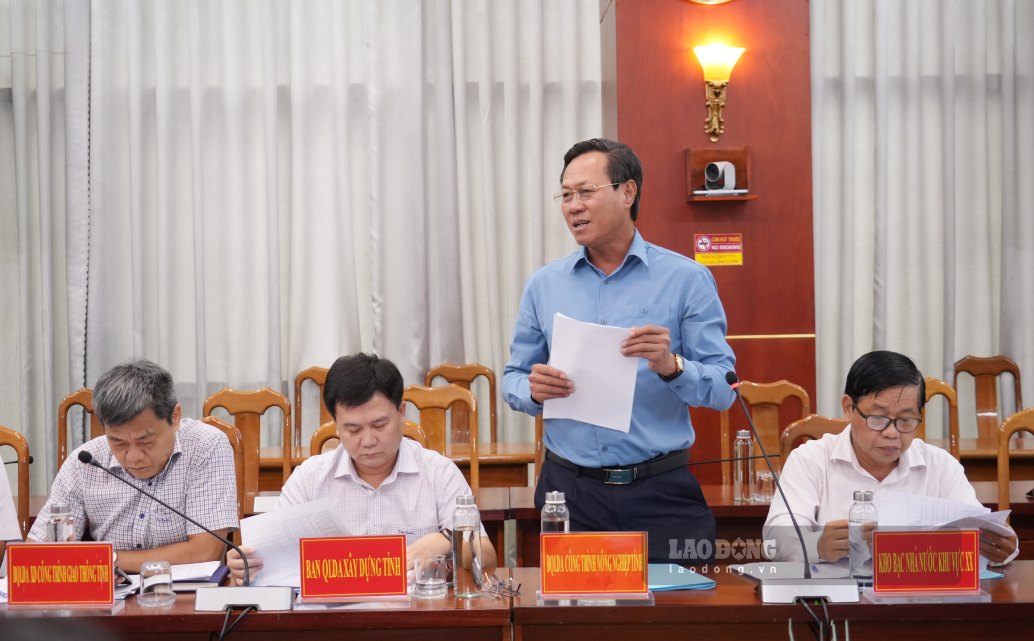Đại diện các chủ đầu tư của các dự án có vốn đầu tư công tại Cà Mau nêu giải pháp giải ngân vôn đầu tư công. Ảnh: Nhật Hồ.