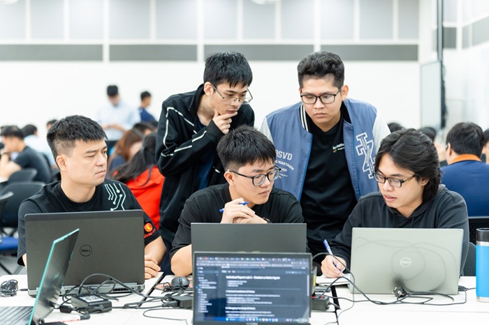 100% học viên khóa I tốt nghiệp chuẩn năng lực VinUni đã nhận được thư mời làm việc từ Vingroup với mức thu nhập lên tới gần 50 triệu đồng/tháng.