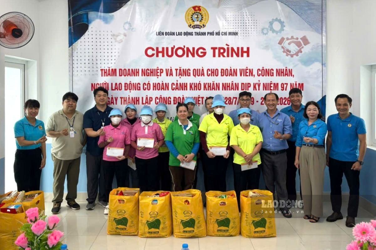 Giving gifts to workers in difficult circumstances in the East of Ho Chi Minh City area. Photo: Thanh An
